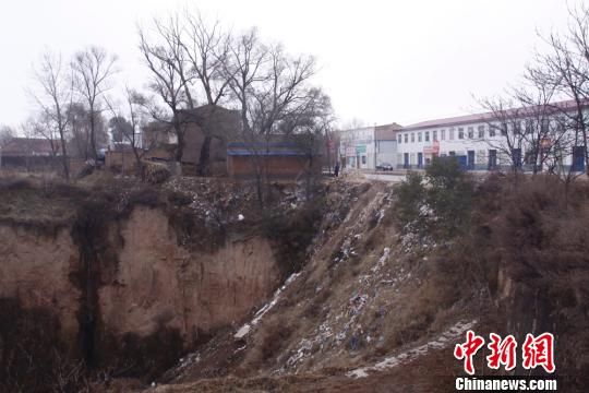 圖為未填黃土之前的安家寺大溝。慶城縣委外宣辦供