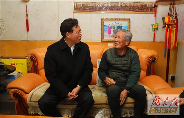 贠建民在西峰城區(qū)入戶(hù)調(diào)研供暖工作時(shí)強(qiáng)調(diào) 及時(shí)受理處置反饋群眾反映問(wèn)題 全力以赴按標(biāo)準(zhǔn)做好冬季供暖工作
