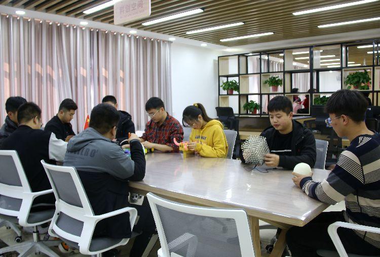介子路社區(qū)360大學(xué)生社會(huì)實(shí)踐基地科創(chuàng)空間。  本報(bào)記者  盤小美  攝 