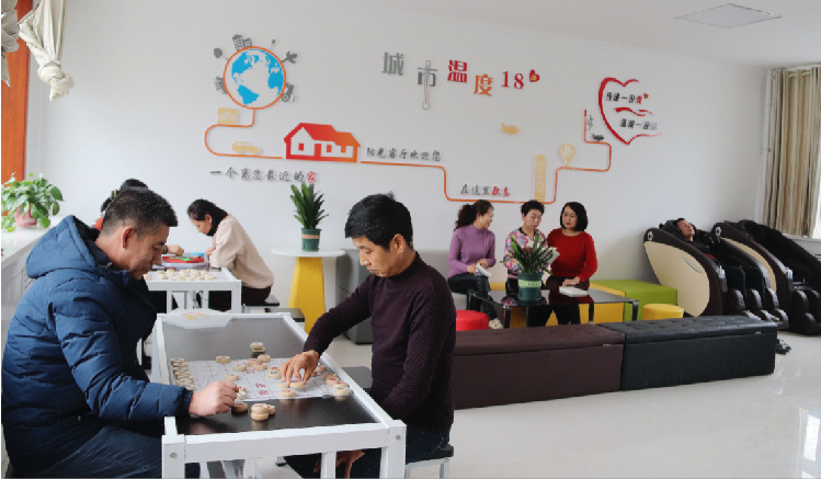 市民在東大街社區(qū)陽光客廳休閑娛樂。  通訊員  郭芳  攝  