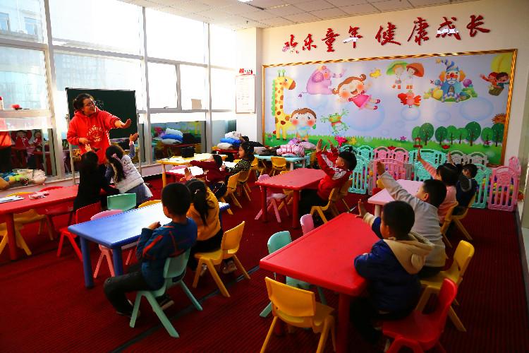 麗景幼兒園學(xué)生在合水東路社區(qū)的“四點(diǎn)半課堂”做互動(dòng)游戲。  通訊員  翟娜娜  攝  