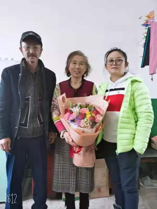 李桂芝和女兒牟鯤鵬、丈夫張順在一起