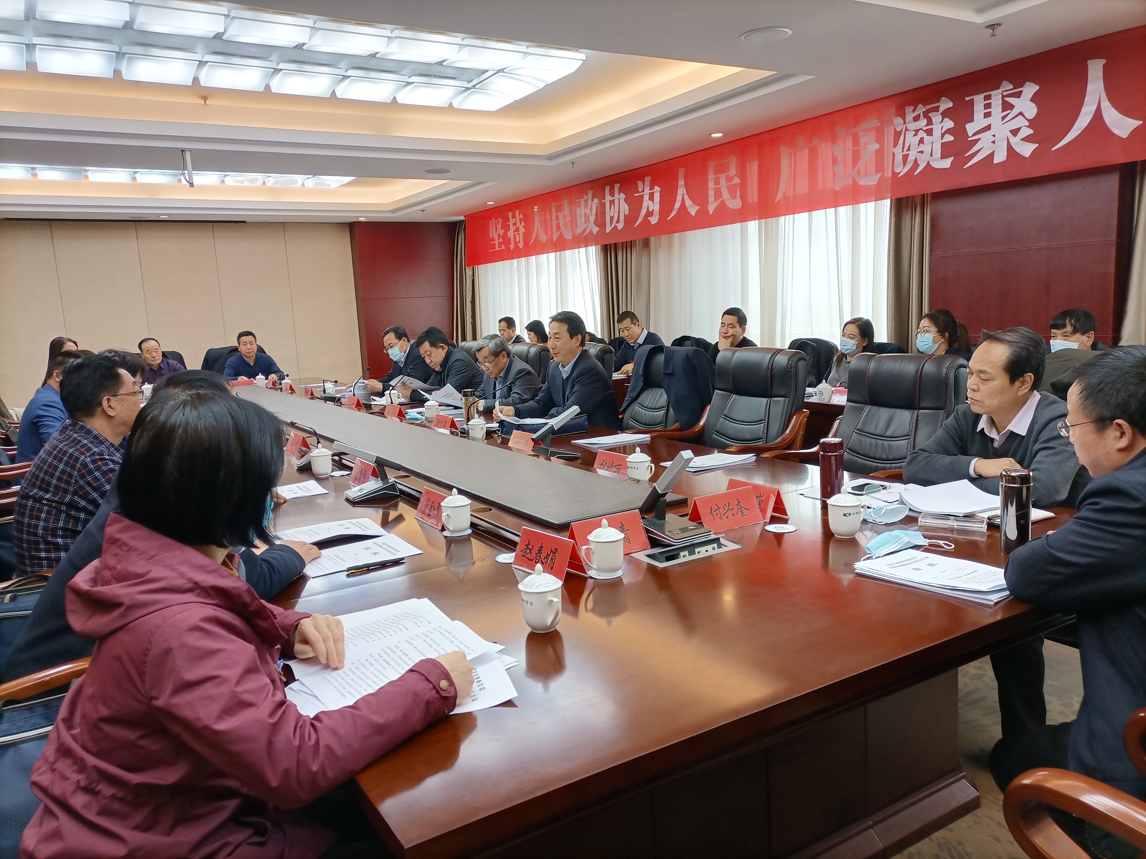 市政協(xié)委員繼續(xù)分組討論市委書(shū)記講話和相關(guān)報(bào)告。
