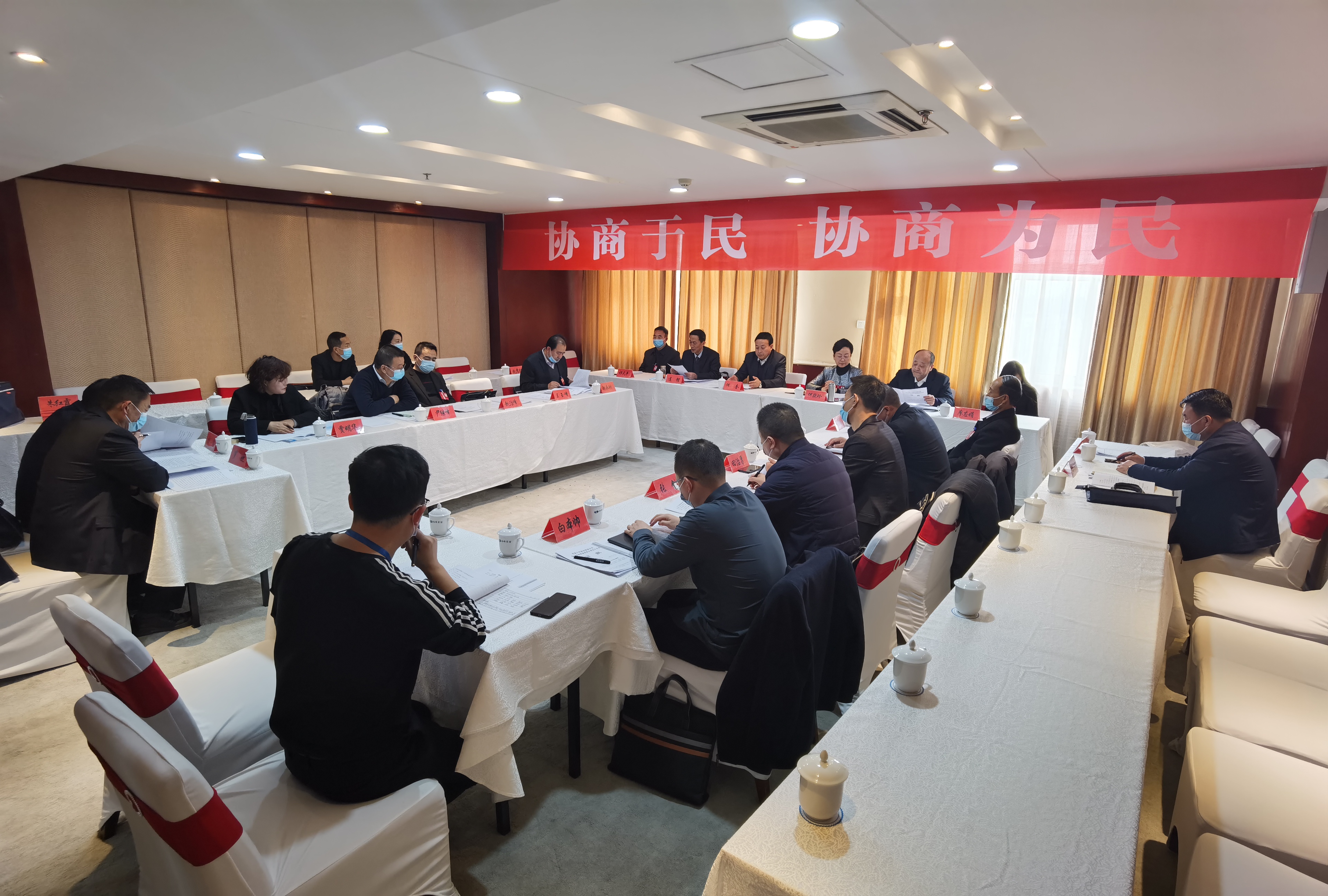 市政協(xié)委員繼續(xù)分組討論市委書(shū)記講話和相關(guān)報(bào)告。
