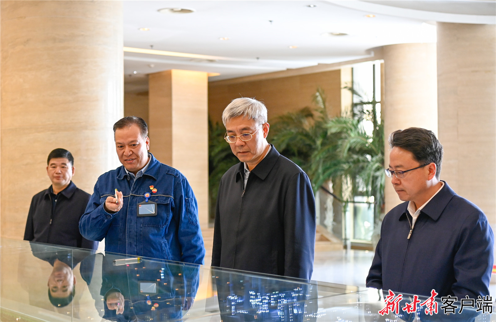 尹弘在慶陽市調(diào)研指導(dǎo)工作時(shí)強(qiáng)調(diào)：立足資源稟賦打造特色產(chǎn)業(yè)集群，奮發(fā)有為推動(dòng)革命老區(qū)振興發(fā)展