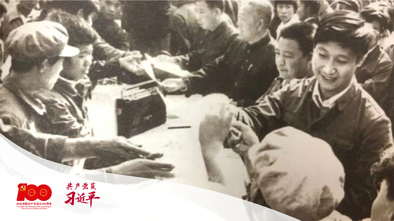 習(xí)近平帶領(lǐng)縣委工作人員在正定接頭發(fā)放《民意調(diào)查表》。 （圖片來(lái)源于《習(xí)近平在正定》）