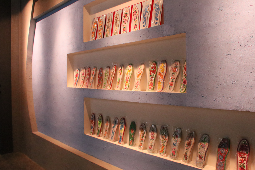 莊子峁生態(tài)農(nóng)莊農(nóng)耕文化展示廳內(nèi)展示的手工刺繡鞋墊。