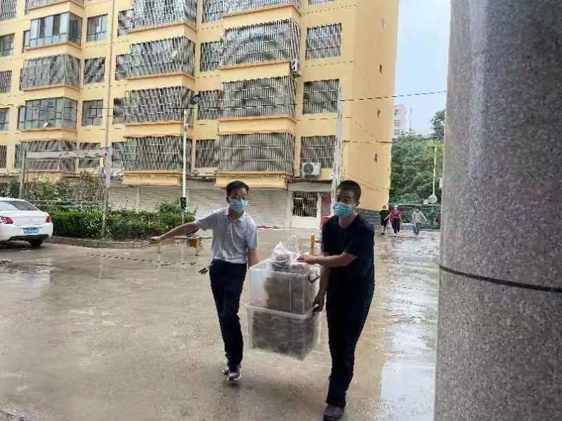 看到路邊的醫(yī)護人員，鎮(zhèn)原這對80后夫妻果斷做了一個決定！