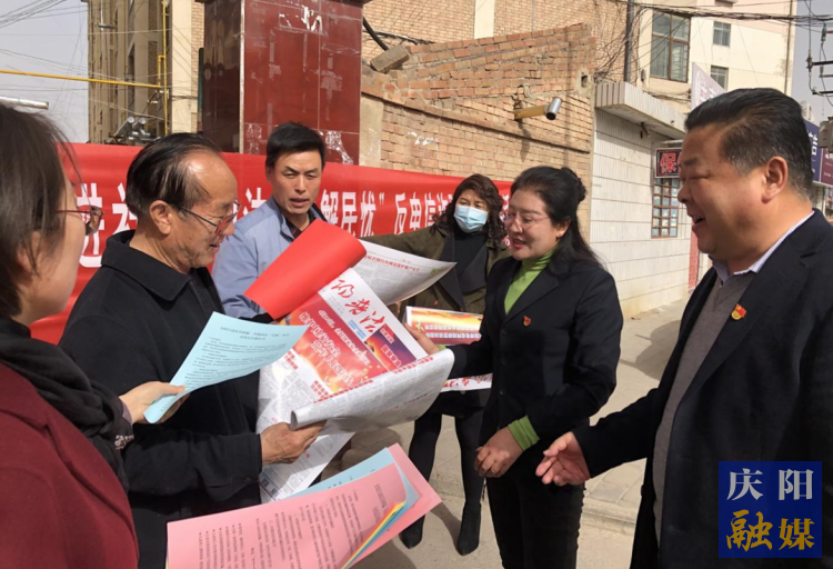 慶陽市司法局在合水縣老城鎮(zhèn)開展送法下鄉(xiāng)活動。