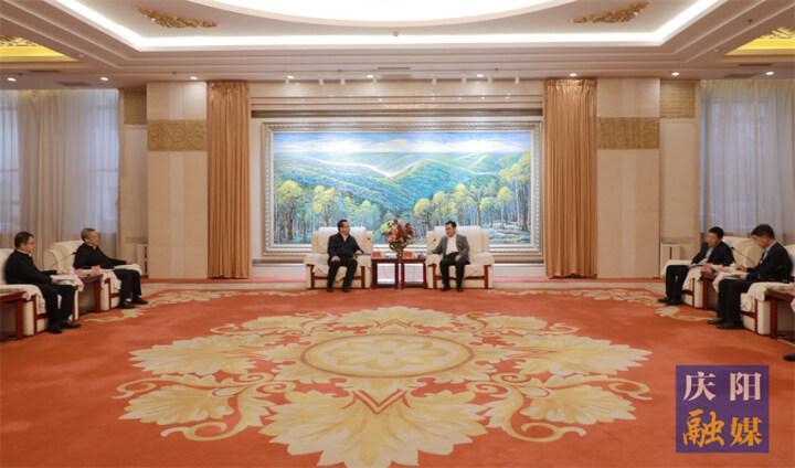 黃澤元與長慶油田分公司執(zhí)行董事、黨委書記李戰(zhàn)明和總經(jīng)理、黨委副書記余浩杰一行座談