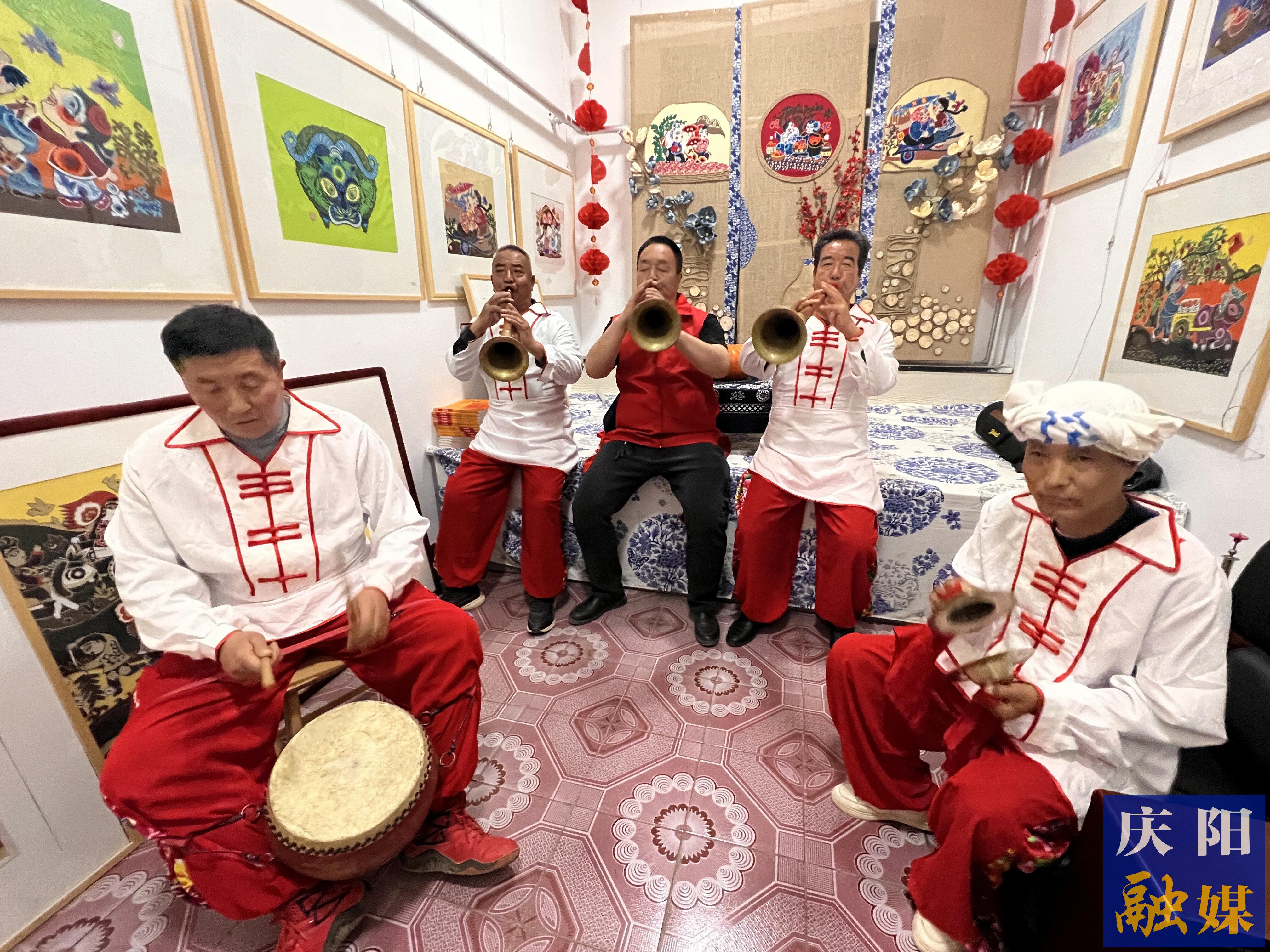 高小兵（左三）和同伴在練習(xí)吹嗩吶。