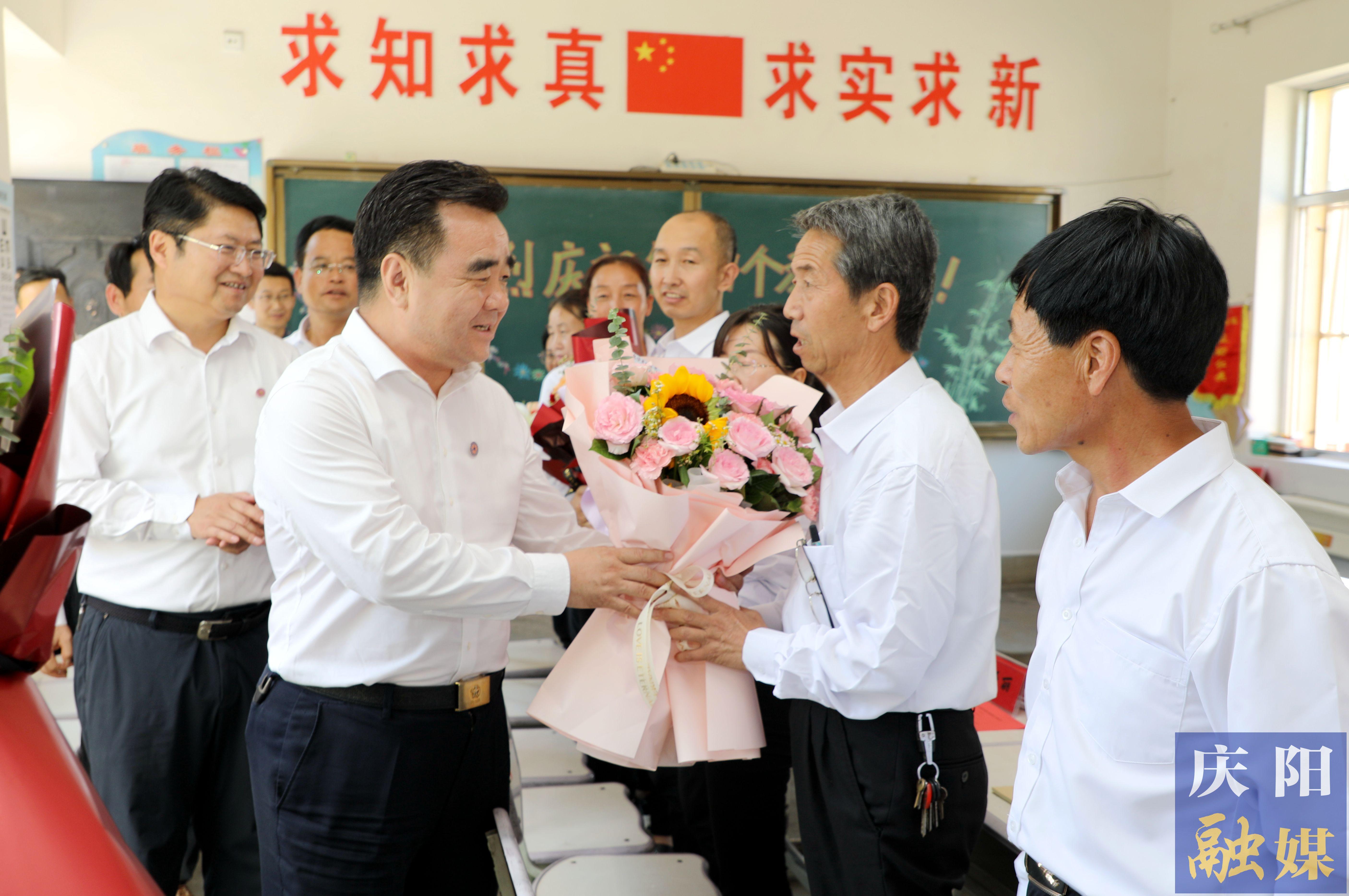 黃澤元在鎮(zhèn)原縣屯字鎮(zhèn)田嶺小學(xué)走訪慰問一線教師 勉勵大家擔(dān)當(dāng)教育使命，當(dāng)好美麗園丁，引領(lǐng)鄉(xiāng)村文化，努力培養(yǎng)德智體美勞全面發(fā)展的社會主義建設(shè)者和接班人