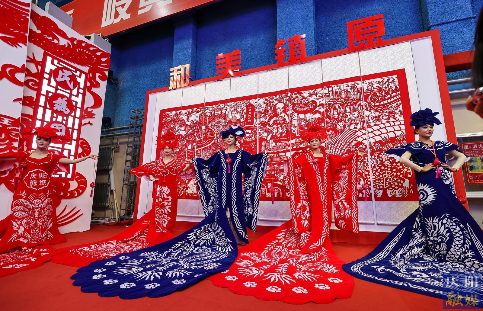 【攝影報道】香包、刺繡、剪紙……慶陽民俗文化精品展區(qū)中哪些展品驚艷到你
