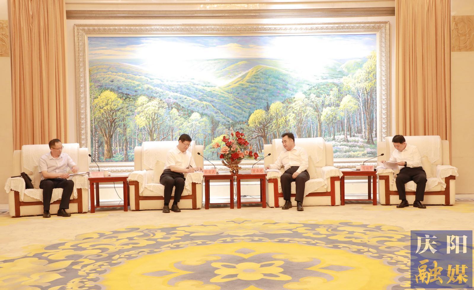 黃澤元周繼軍與華電集團(tuán)副總工程師、華電煤業(yè)集團(tuán)黨委書記、董事長杜將武一行座談