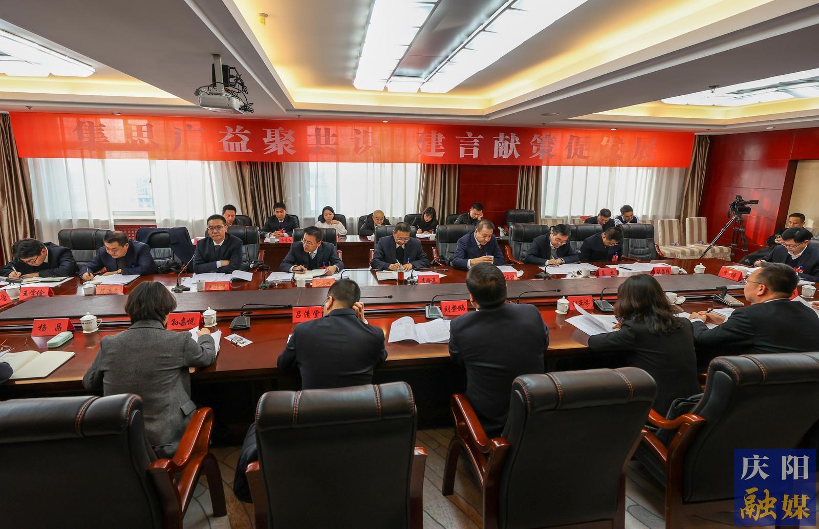 【圖說兩會】市政協(xié)委員分組討論政府工作報告和計劃、財政報告