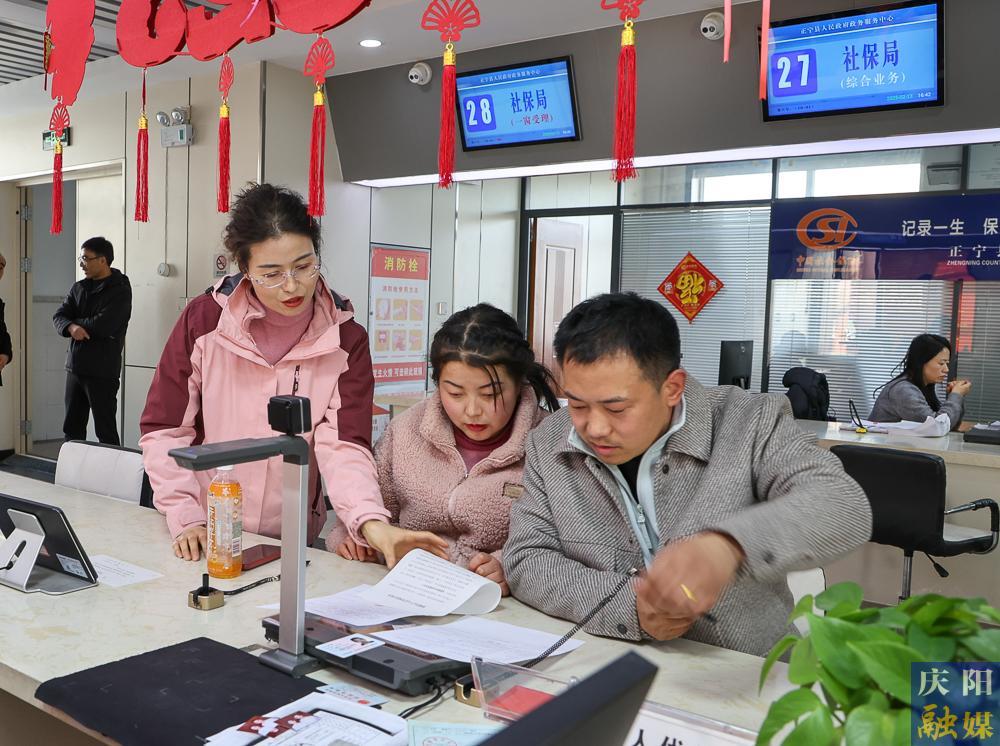 【攝影報道】正寧縣“小寧幫辦”：政務服務新亮點，提升群眾滿意度