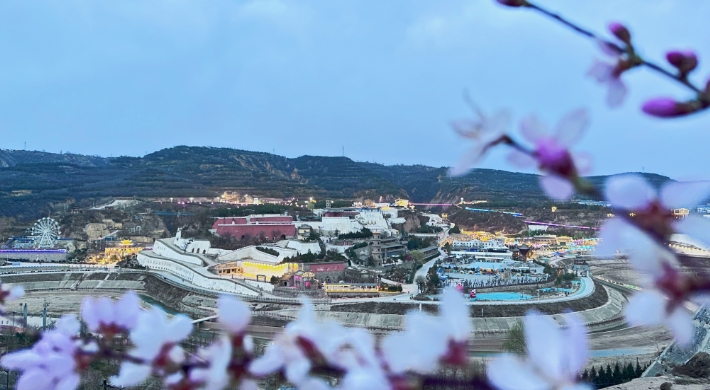 人潮涌動慶州城 文旅融合繪新景——慶城藥王洞養(yǎng)生小鎮(zhèn)成假日旅游新地標(biāo)