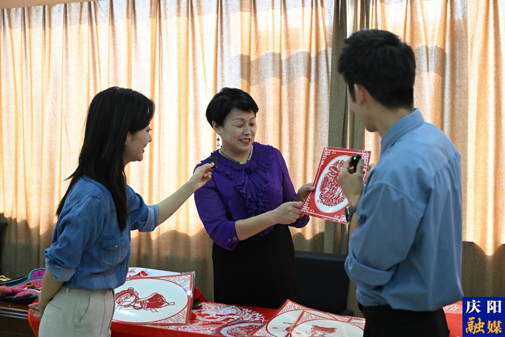 剪紙藝人介紹慶陽(yáng)剪紙。